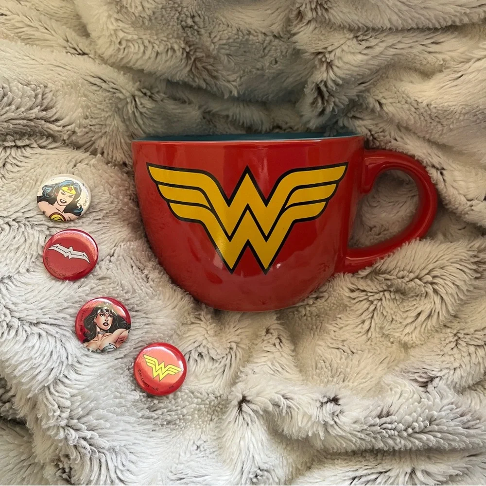 NWOT Iconic Wonder Woman Logo Red Blue Yellow 24 oz Ceramic Mug and Bonus Pins